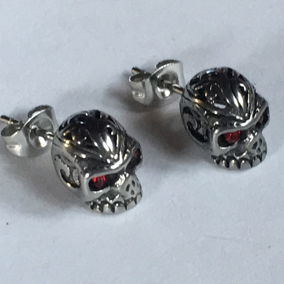 New! Goth Skull Stud Earrings - Picture 4 of 8